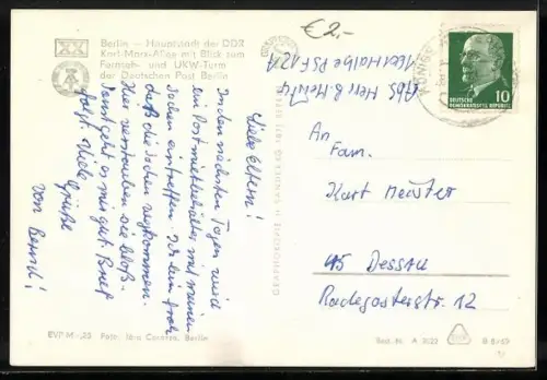 AK Berlin, moderne Architektur, Karl-Marx-Allee mit dem Fernsehturm im Hintergrund