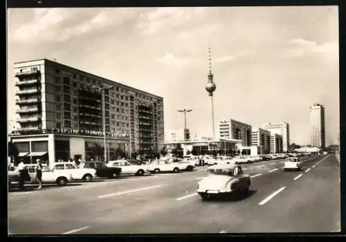 AK Berlin, moderne Architektur, Karl-Marx-Allee mit dem Fernsehturm im Hintergrund