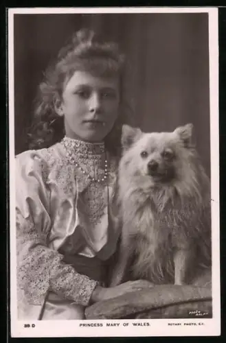 AK Adel von England, Princess Mary of Wales with her dog