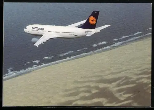 AK Flugzeug, Lufthansa Airbus A310-300 über Strand hinwegfliegend