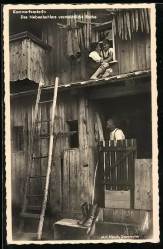 AK Mann bei der Geliebten am Dachfenster, der Nebenbuhler pinkelt in dessen Stiefel