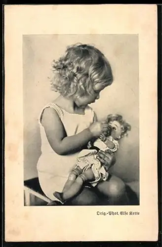 AK Blondes Mädchen füttert ihre Puppe
