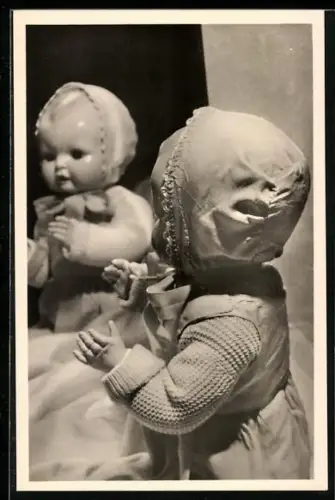 AK Puppe vor dem Spiegel