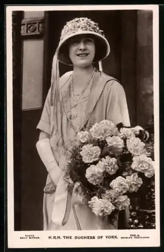 AK The Duchess of York, Porträt mit Hut und Blumen