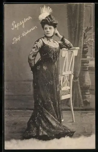 AK Pfeif-Virtuosin Papagena im Bühnenkleid