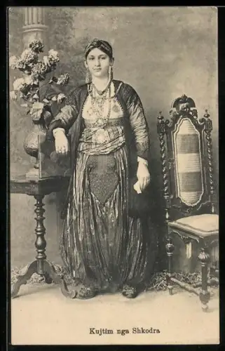 AK Kutjim nga Shkodra, Albanerin in Volkstracht