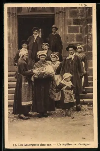 AK Französische Familie aus der Auvergne bei einer Taufe