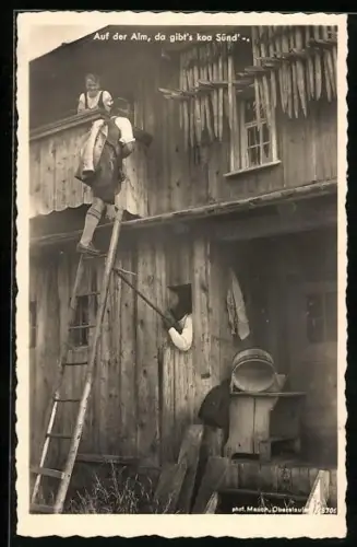 AK Erotik, auf der Alm, da gibt`s koa Sünd., Mann steigt die Lieter hinauf zum Balkon