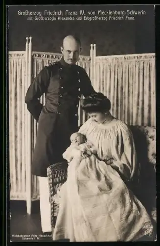 AK Grossherzog Friedrich Franz IV. von Mecklenburg-Schwerin mit Grossherzogin Alexandra und Erbgrossherz. Friedrich Franz