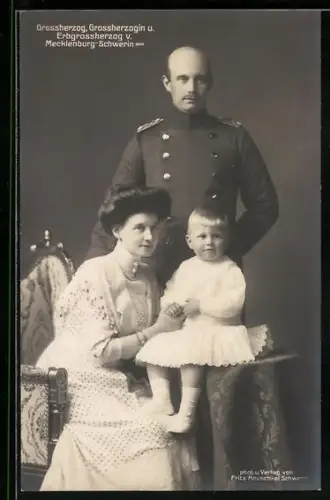 AK Familienporträt Grossherzog, Grossherzogin und Erbgrossherzog von Mecklenburg-Schwerin