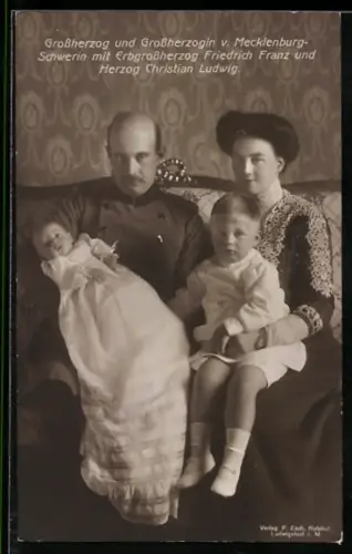 AK Grossherzog und Grossherzogin von Mecklenburg-Schwerin mit Kindern