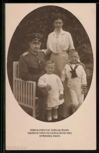 AK Grossherzog Friedrich Franz und Grossherzogin Alexandra von Mecklenburg mit Söhnen
