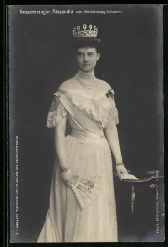 AK Grossherzogin Alexandra von Mecklenburg-Schwerin mit Fächer und Krone