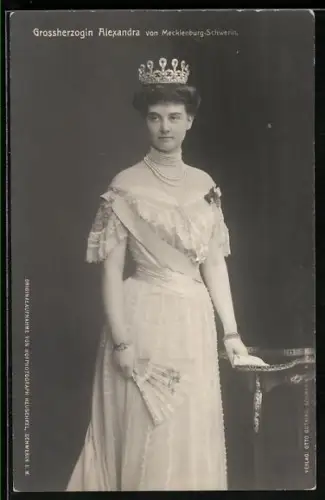 AK Grossherzogin Alexandra von Mecklenburg-Schwerin mit Fächer und Krone