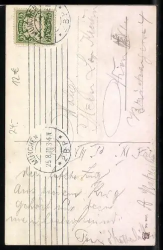 AK Mann zeigt auf sein Hinterteil