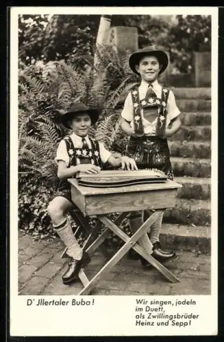 AK D`Illertaler Buba!, 2 kleine Jungen in ihrer Tracht mit Instrument