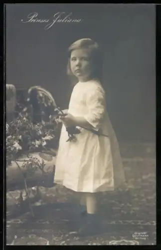 AK Prinses Juliana von den Niederlanden im weissen Kleid mit Blümchen