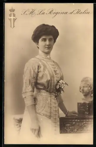 AK Königin von Italien mit Perlenkette