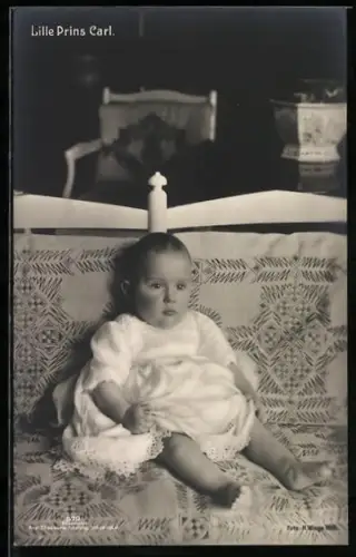 AK Der kleine Prinz Carl auf einem Sofa sitzend