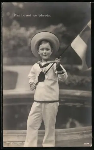 AK Prinz Lennart von Schweden im Matrosen-Anzug mit Flagge
