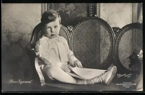 AK Prinz Sigvard mit einem Buch