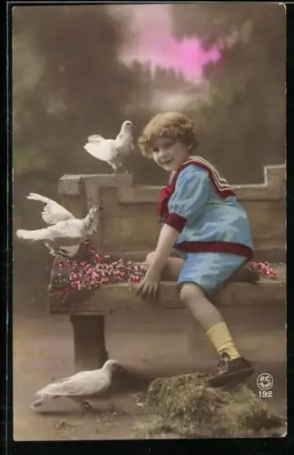 Foto-AK P. C. Paris: Junge im Matrosenanzug mit Tauben