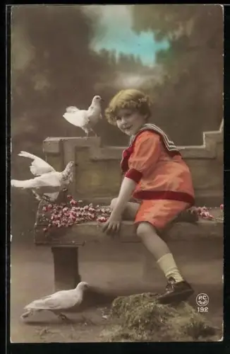 Foto-AK P. C. Paris: Junge im Matrosenanzug mit Tauben