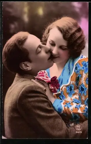 Foto-AK P. C. Paris: Liebespaar küsst sich