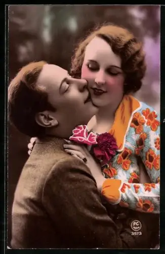 Foto-AK P. C. Paris: Liebespaar küsst sich