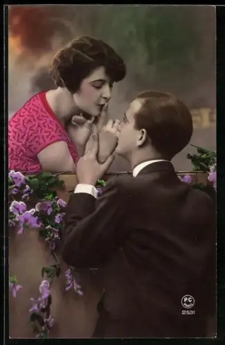 Foto-AK P. C. Paris: Liebespaar an einer Mauer