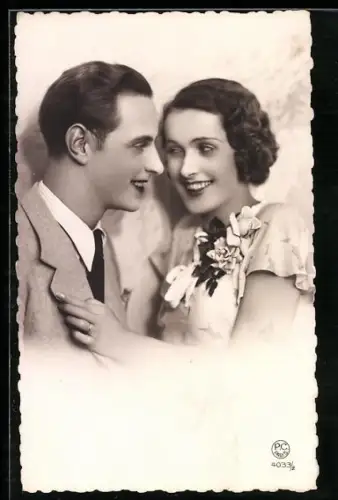 Foto-AK P. C. Paris: Lächelndes Liebespaar