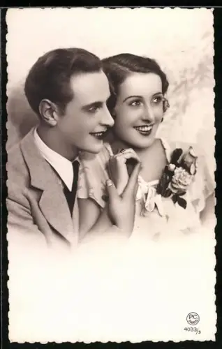 Foto-AK P. C. Paris: Lächelndes Liebespaar