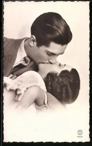 Foto-AK P. C. Paris: Liebespaar küsst sich