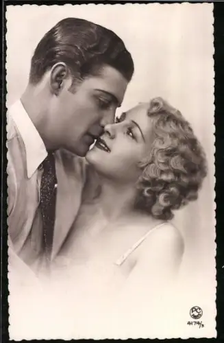 Foto-AK P. C. Paris: Liebespaar küsst sich