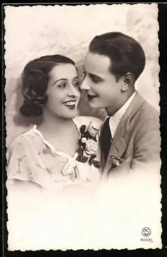 Foto-AK P. C. Paris: Elegantes Liebespaar