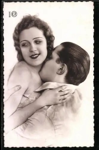 Foto-AK P. C. Paris: Leidenschaftliches Liebespaar