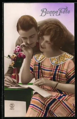 Foto-AK P. C. Paris: Liebespaar mit Buch, Geburtstagsgruss
