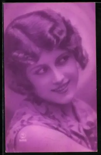 Foto-AK P. C. Paris: Junge Frau schaut seitlich