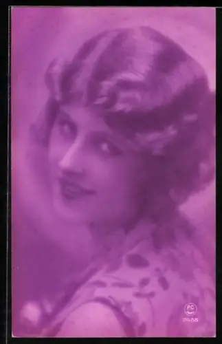 Foto-AK P. C. Paris: Junge Frau schaut seitlich