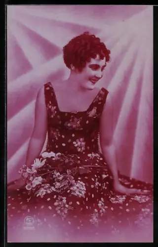 Foto-AK P. C. Paris: Junge Frau im Kleid mit Blumen