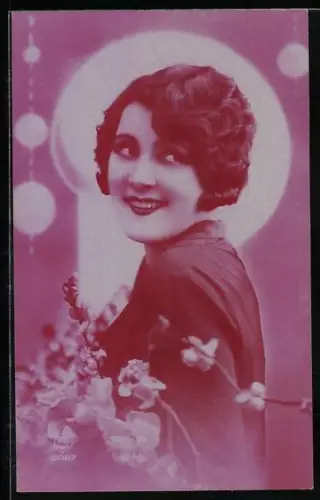 Foto-AK P. C. Paris: Junge Frau schaut seitlich