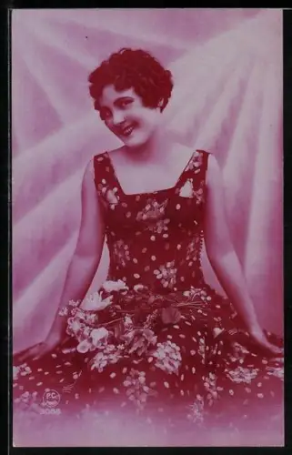 Foto-AK P. C. Paris: Junge Frau im Kleid mit Blumen
