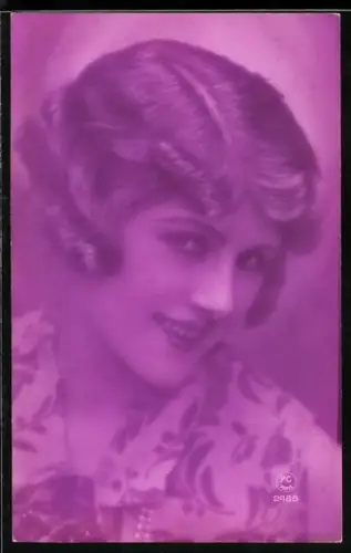 Foto-AK P. C. Paris: Junge Frau im Kleid mit Blumen