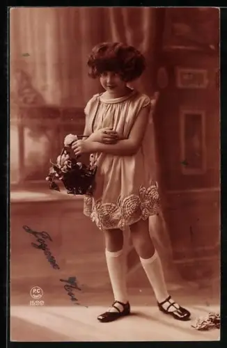 Foto-AK P. C. Paris: Mädchen im Kleid mit Blumenkorb