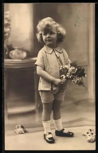 Foto-AK P. C. Paris: Kleiner Junge mit Blumen