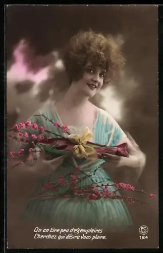 Foto-AK P. C. Paris: Junge Frau mit einem Fisch