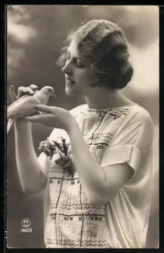 Foto-AK P. C. Paris: Junge Frau mit Taube auf der Hand