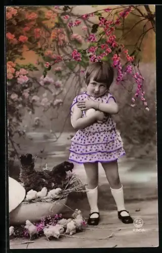Foto-AK P. C. Paris: Kleines Mädchen mit Osterei