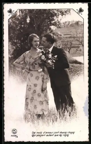 Foto-AK P. C. Paris: Herr mit Rosen für die Dame