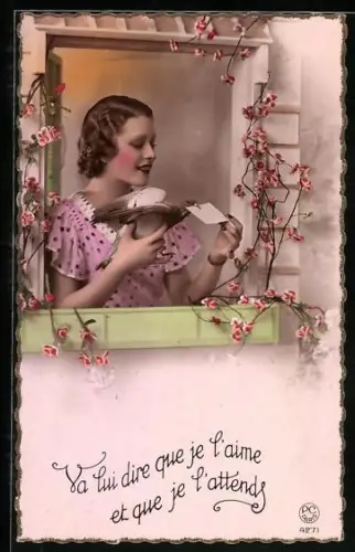 Foto-AK P. C. Paris: Junge Frau mit Brieftaube